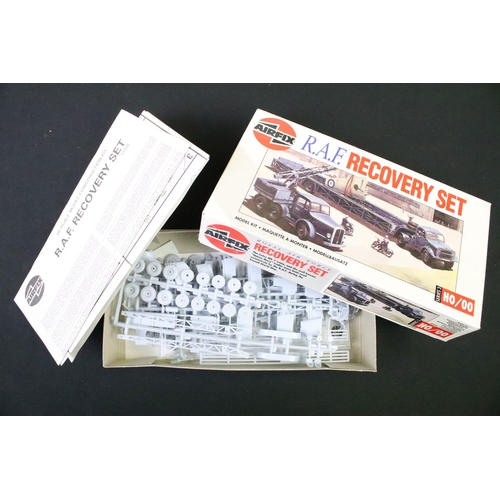 207 - 24 boxed & unbuilt Airfix 1/72, 1/76, HO/OO and 1/144 scale plastic model kits to include models 052... 