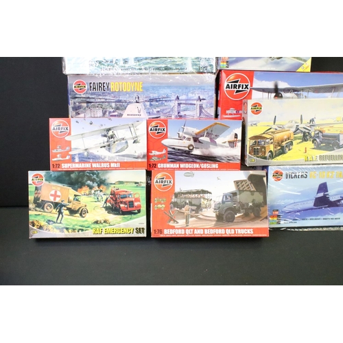 207 - 24 boxed & unbuilt Airfix 1/72, 1/76, HO/OO and 1/144 scale plastic model kits to include models 052... 