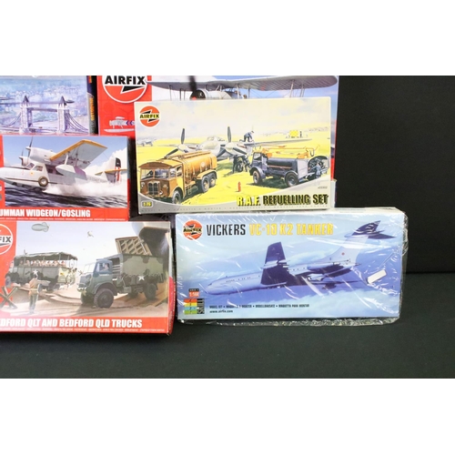 207 - 24 boxed & unbuilt Airfix 1/72, 1/76, HO/OO and 1/144 scale plastic model kits to include models 052... 