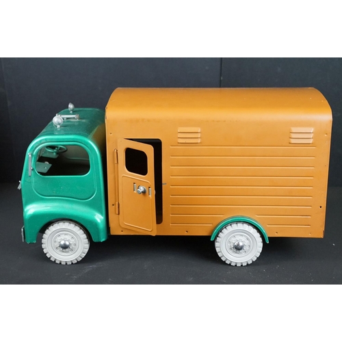 222 - Boxed Triang Regal Roadster Heavy Transport Series Horse Transporter in brown and green colourway to... 