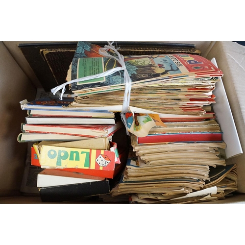 242 - Comics / Books / Magazines - Large quantity to include Toy reference books featuring Britains Model ... 