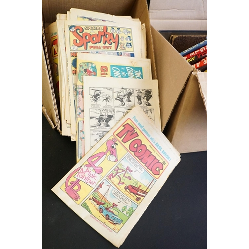 242 - Comics / Books / Magazines - Large quantity to include Toy reference books featuring Britains Model ... 