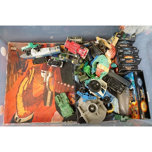 250 - Collection of various mixed toys and games to include a quantity of plastic farm and zoo animals and... 