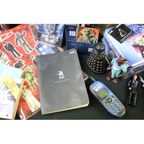 1422 - Doctor Who - Collection of various boxed and unboxed Doctor Who related items to include unboxed Dap... 