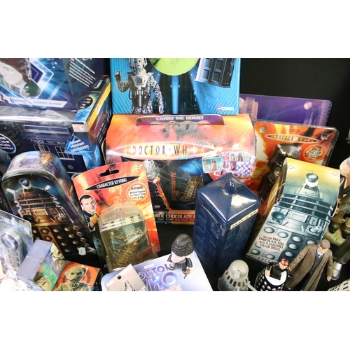 1422 - Doctor Who - Collection of various boxed and unboxed Doctor Who related items to include unboxed Dap... 