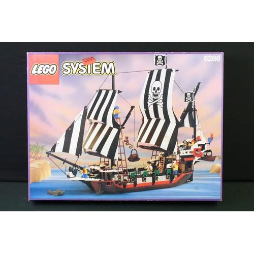 1426 - Lego - Boxed Lego System 6286 Skull Eyes Schooner set, all appearing complete with minifigures and i... 