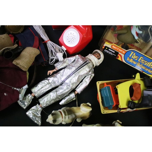 1432 - Collection of various 1970s onwards toys to include a collection of various Palitoy Action Man figur... 