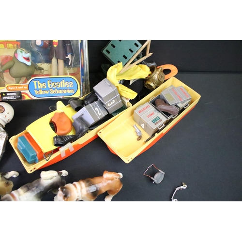 1432 - Collection of various 1970s onwards toys to include a collection of various Palitoy Action Man figur... 