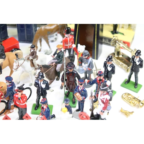 310 - Quantity of metal figures to include military, hunting, roadside signs, boxed Drumbeat Toy Soldiers,... 