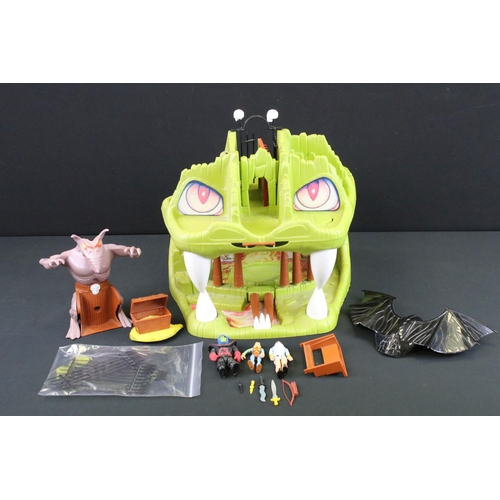 1473 - Collection of LJN Dungeons And Dragons items to include LJN Advanced Fortress Of Fangs action figure... 