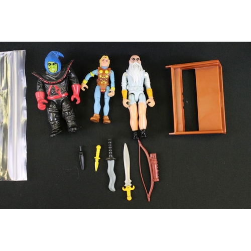 1473 - Collection of LJN Dungeons And Dragons items to include LJN Advanced Fortress Of Fangs action figure... 