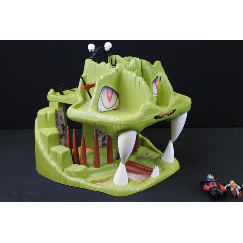 1473 - Collection of LJN Dungeons And Dragons items to include LJN Advanced Fortress Of Fangs action figure... 