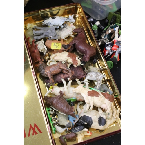 1478 - Large collection of plastic & metal figures to include Britains, Crescent, Airfix & Games Workshop, ... 