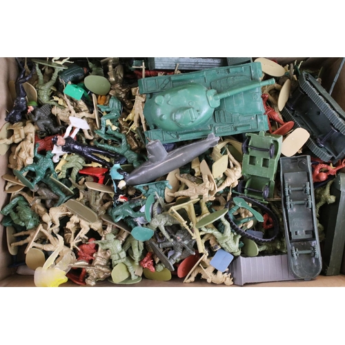 1478 - Large collection of plastic & metal figures to include Britains, Crescent, Airfix & Games Workshop, ... 