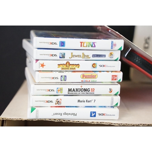 1430A - Retro Gaming - Five boxed Nintendo handheld games consoles to include New Super Mario Bros. 2 Ninten... 