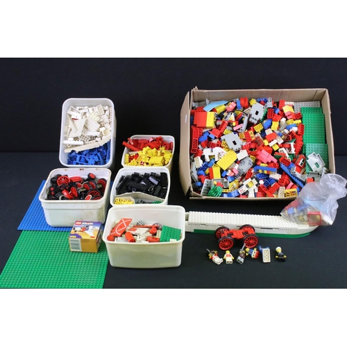 1492 - Lego - A collection of mixed Lego to include minifigures, vehicles / vehicle parts and a large quant... 