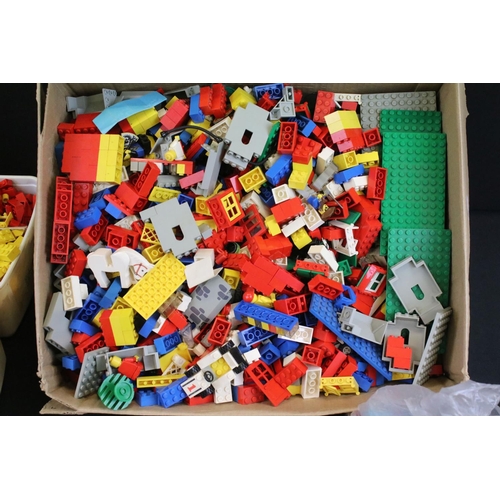 1492 - Lego - A collection of mixed Lego to include minifigures, vehicles / vehicle parts and a large quant... 