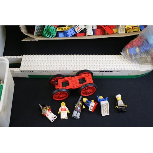 1492 - Lego - A collection of mixed Lego to include minifigures, vehicles / vehicle parts and a large quant... 