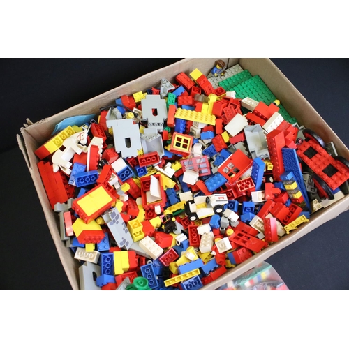 1492 - Lego - A collection of mixed Lego to include minifigures, vehicles / vehicle parts and a large quant... 