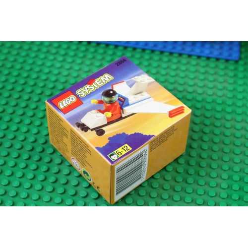 1492 - Lego - A collection of mixed Lego to include minifigures, vehicles / vehicle parts and a large quant... 