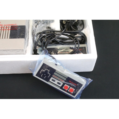 1495 - Retro Gaming - A NES Nintendo Entertainment System games console (boxed, with Mario Bros game, 2 con... 