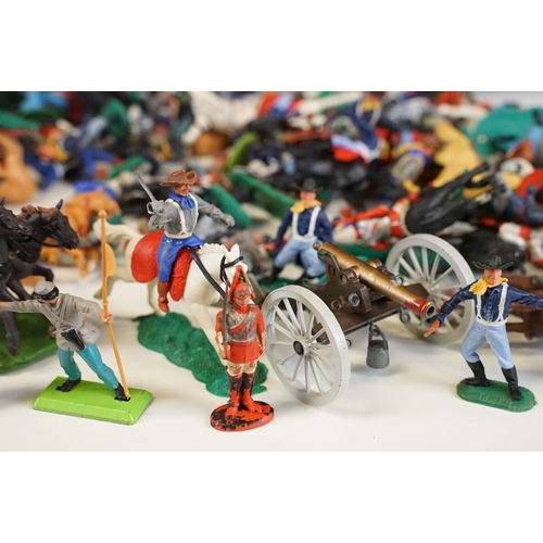 289 - Collection of plastic Britains and Timpo Toys soldiers featuring Britains Union Soldiers, Britains A... 