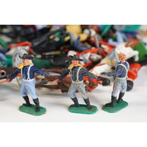 289 - Collection of plastic Britains and Timpo Toys soldiers featuring Britains Union Soldiers, Britains A... 