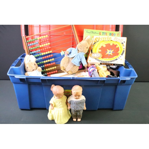 271 - Mixed toys & games to include a Sindy Weekender style fashion doll with a quantity of clothing acces... 