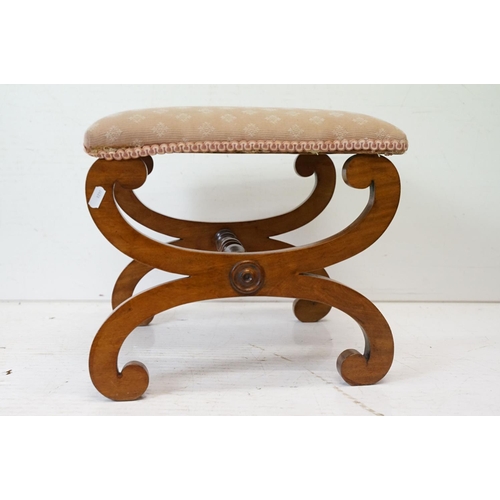 552 - 19th century Mahogany Pedestal Table with shaped top and raised on three swept legs, 53cm wide x 70c... 