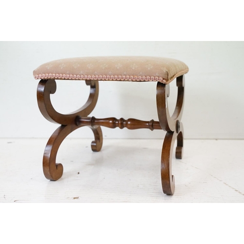 552 - 19th century Mahogany Pedestal Table with shaped top and raised on three swept legs, 53cm wide x 70c... 