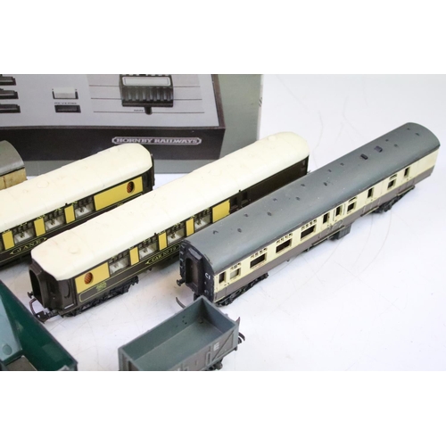 102 - Collection of OO gauge model railway to include boxed Hornby Zero 1 R950 Master Control Unit, 8 x it... 