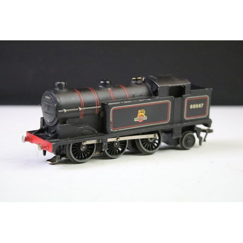 107 - Three Hornby Dublo locomotives to include 2-8-0 48158 with tender, 2-6-4 and 69567 0-6-2