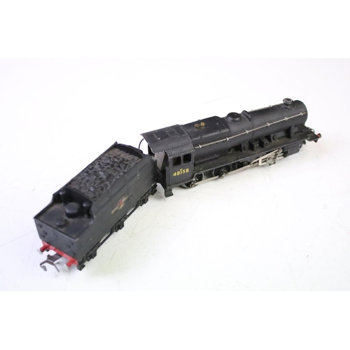 107 - Three Hornby Dublo locomotives to include 2-8-0 48158 with tender, 2-6-4 and 69567 0-6-2