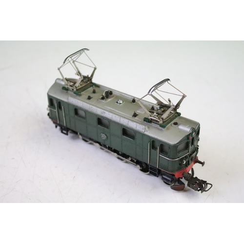 109 - Four Ho gauge locomotives to include a boxed Rivarossi 1224 Indiana Harbour Belt 102, boxed Piko BR5... 