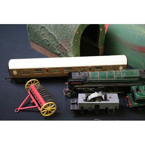120 - Quantity of Triang OO gauge model railway to include boxed RS3 train set with Britannia locomotive, ... 