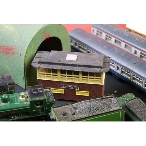 120 - Quantity of Triang OO gauge model railway to include boxed RS3 train set with Britannia locomotive, ... 