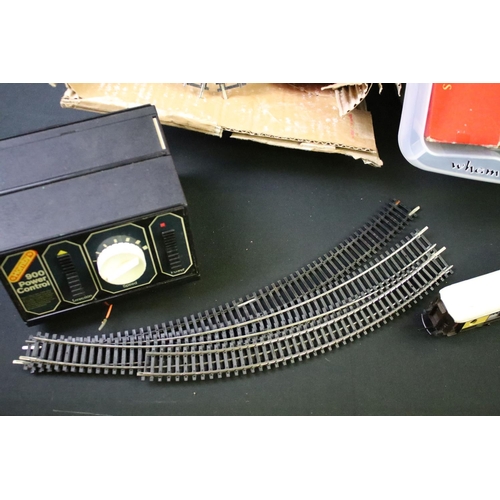 126 - Quantity of OO gauge model railway to include a Triang R357 D5572 locomotive, Triang Railways 4008 l... 