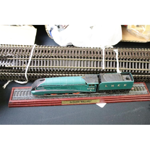 128 - Collection of OO gauge, O gauge & Hornby Dublo model railway to include O gauge coaches and locomoti... 