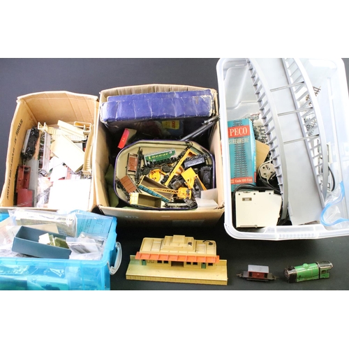 135 - Collection of model railway accessories to include OO & O gauge featuring around 15 x OO gauge items... 