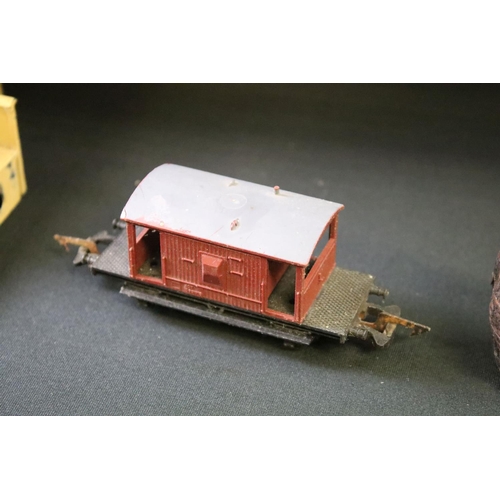135 - Collection of model railway accessories to include OO & O gauge featuring around 15 x OO gauge items... 