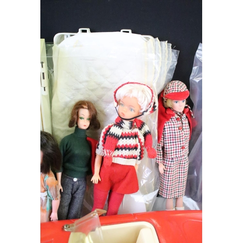 370 - Sindy - Three Pedigree Sindy fashion dolls, clothed, to include Patch, Sindy Winter Holiday & Sindy ... 