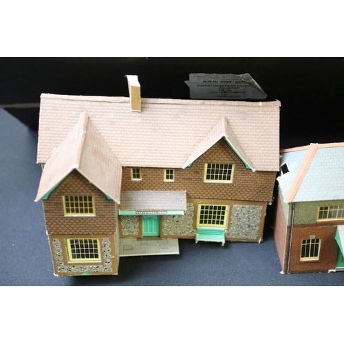 137 - Collection of OO gauge plastic & card trackside buildings and accessories featuring houses, platform... 