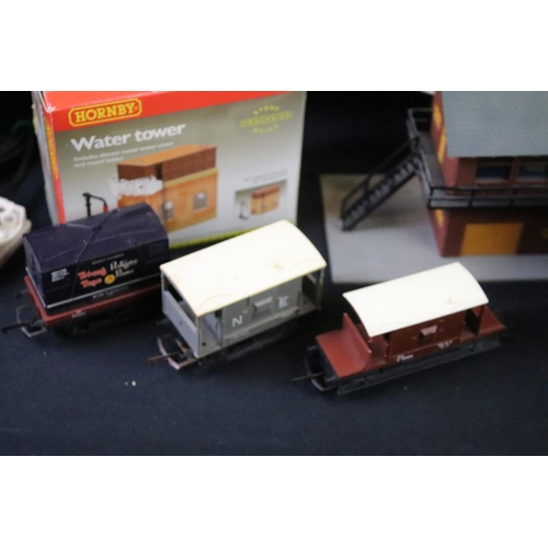 138 - Quantity of OO gauge model railway to include 40 x items of rolling stock, plastic trackside buildin... 