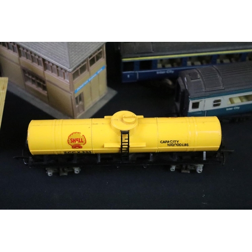 138 - Quantity of OO gauge model railway to include 40 x items of rolling stock, plastic trackside buildin... 
