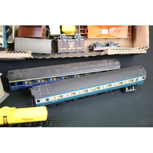 138 - Quantity of OO gauge model railway to include 40 x items of rolling stock, plastic trackside buildin... 