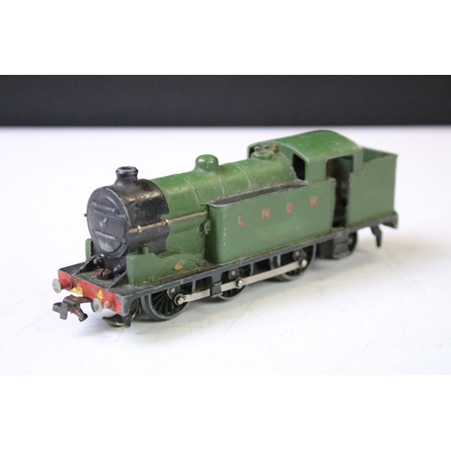 142 - Four Hornby Dublo locomotives to include Silver King, Silver King, LNER 9596 0-6-2, BR 0-6-2 in blac... 