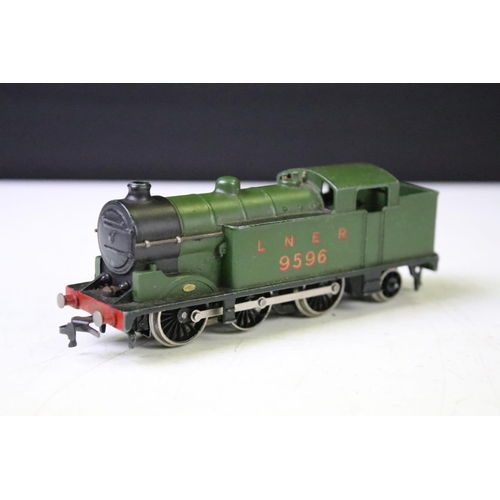 142 - Four Hornby Dublo locomotives to include Silver King, Silver King, LNER 9596 0-6-2, BR 0-6-2 in blac... 