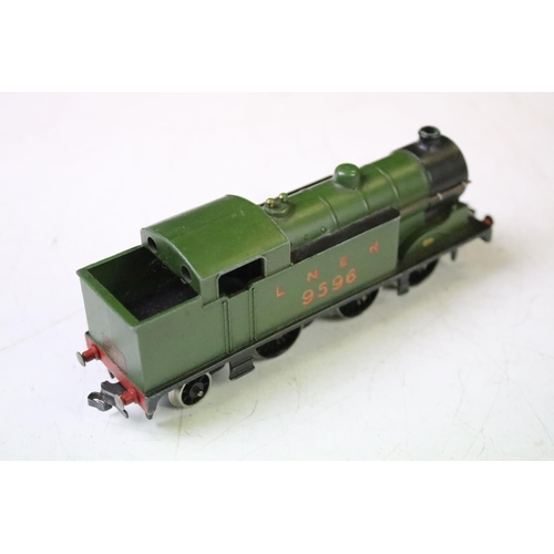 142 - Four Hornby Dublo locomotives to include Silver King, Silver King, LNER 9596 0-6-2, BR 0-6-2 in blac... 