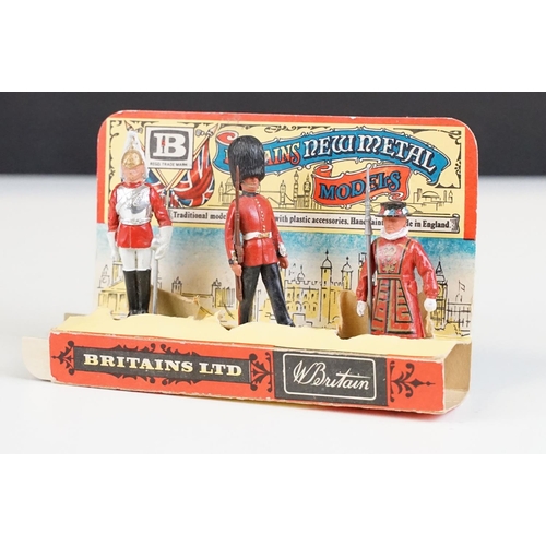 328 - Britains New Metal Models Guardsman, Beefeater & Scots Grendadier Guard Set, figures vg, box gd over... 