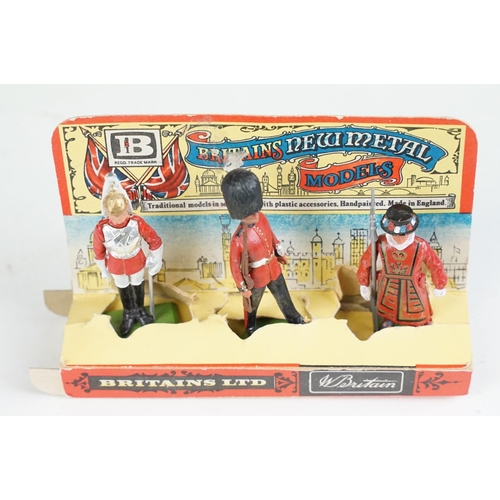 328 - Britains New Metal Models Guardsman, Beefeater & Scots Grendadier Guard Set, figures vg, box gd over... 